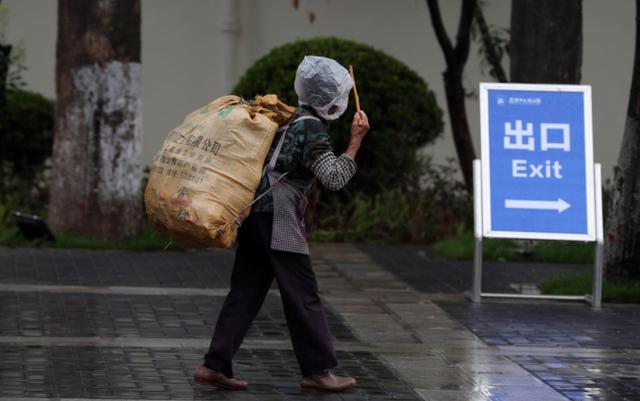 小区里面的老太太明明不差钱,还要每天坐岗捡垃圾,为什么?_婆婆