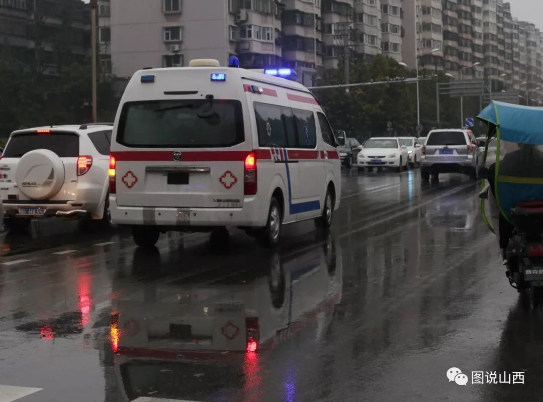 乱象| 一辆车鸣笛像警车,抬头一看是无牌救护车!