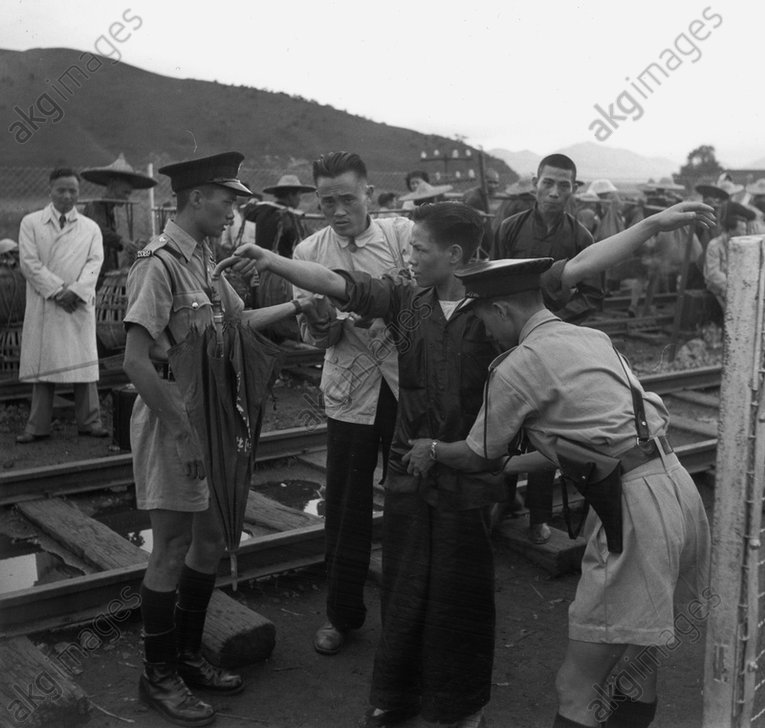 老照片:1960年的罗湖桥 香港警察对过往旅客搜身检查