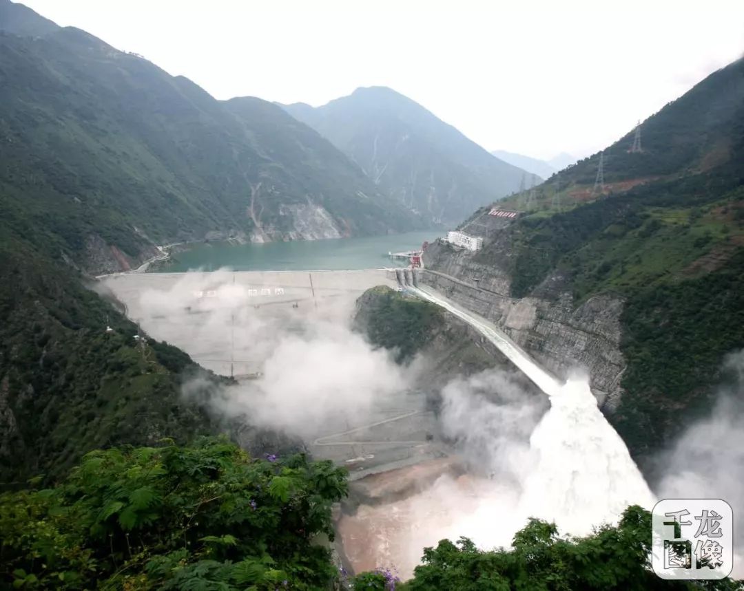 图为正在泄洪的大渡河瀑布沟水电站 资料图