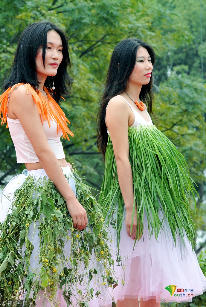 蔬菜时装秀:村民穿果蔬变时尚"野人"