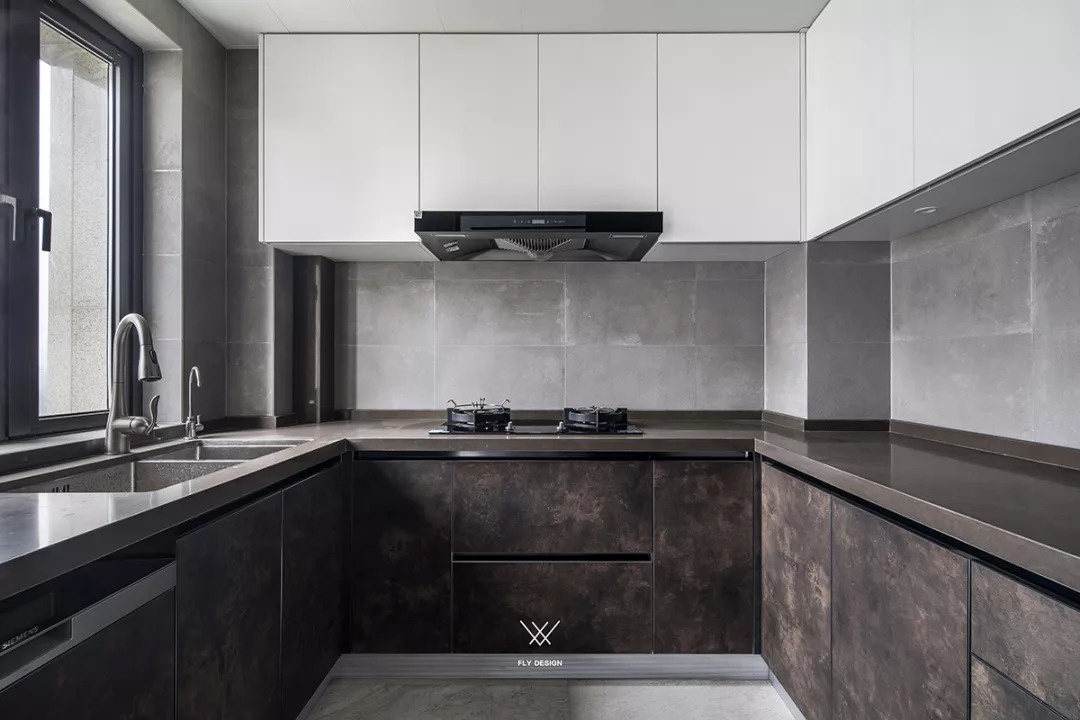 u型厨房搭配白色吊柜 做旧灰色橱柜,墙面贴了水泥色砖,营造了大气自然