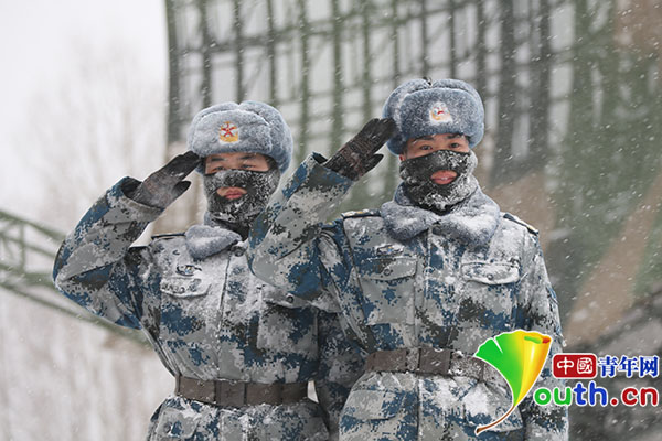 空军漠河雷达站战士在风雪中执勤.资料图