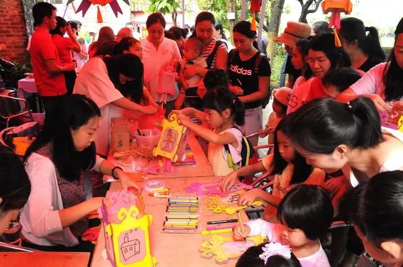 小榄花灯扎作艺人现场制作花灯,让市民游客参与体验制作,感受传统