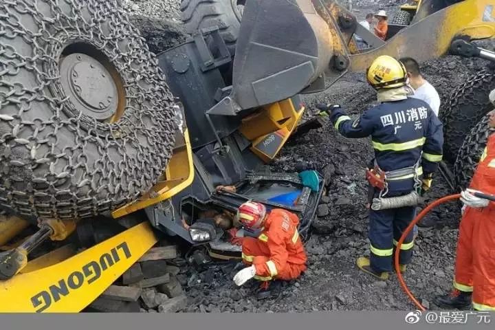 广元旺苍发生一起交通事故,消防官兵迅速出动赶赴现场