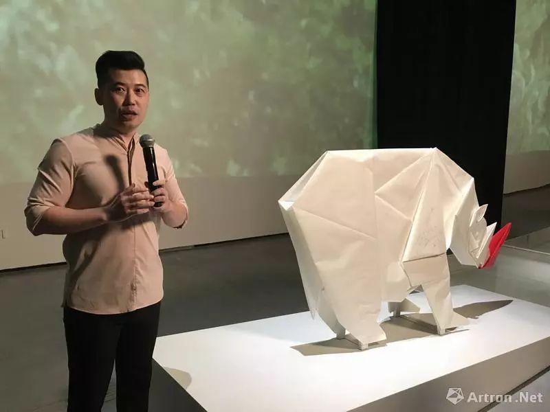 折纸艺术家刘通讲解作品《白犀牛》