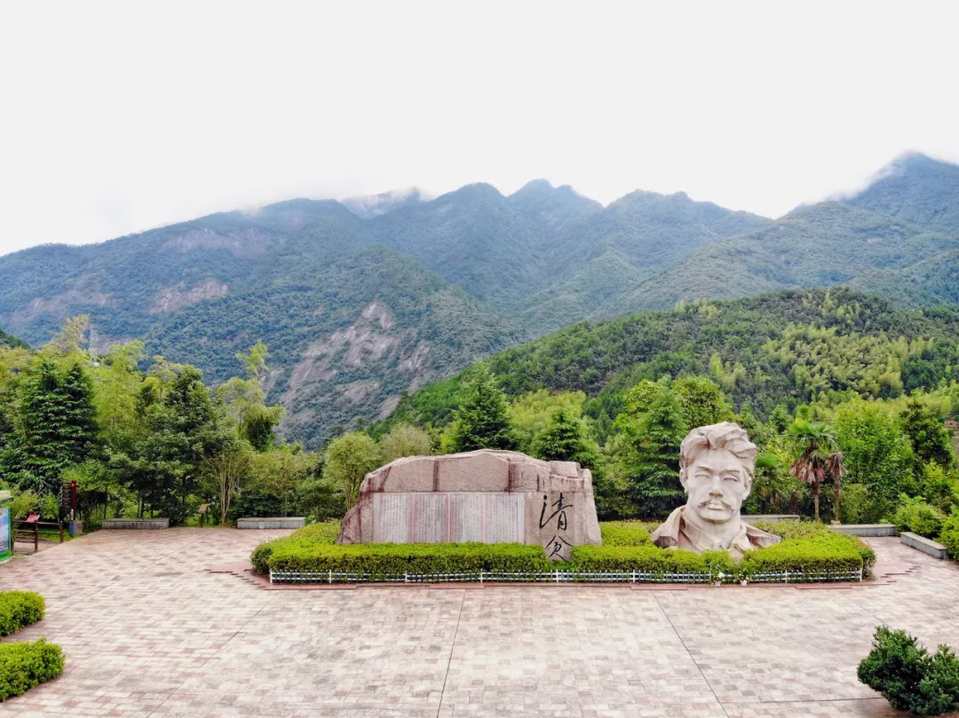 怀玉山,入山静坐,听风动听幡动.