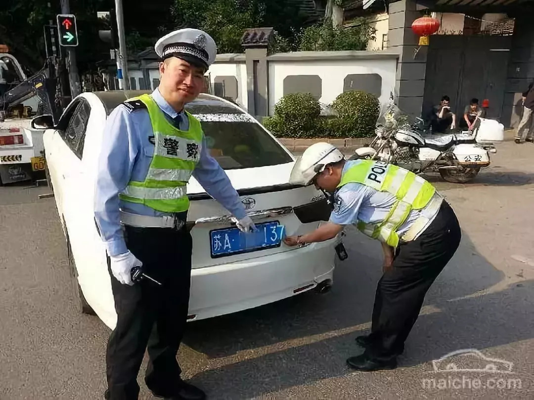 警察查车为什么喜欢摸车尾灯?这里面大有学问!