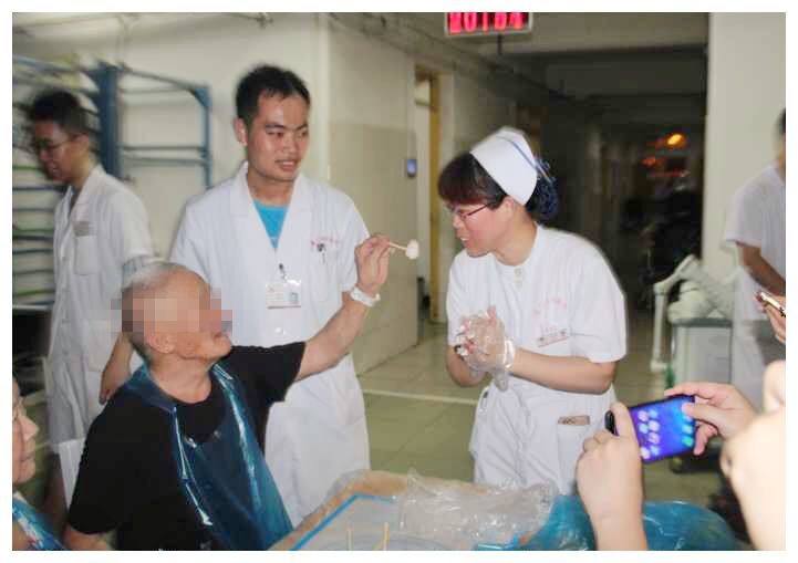 医患携情暖,素手制月团--记厦门市中医院针灸康