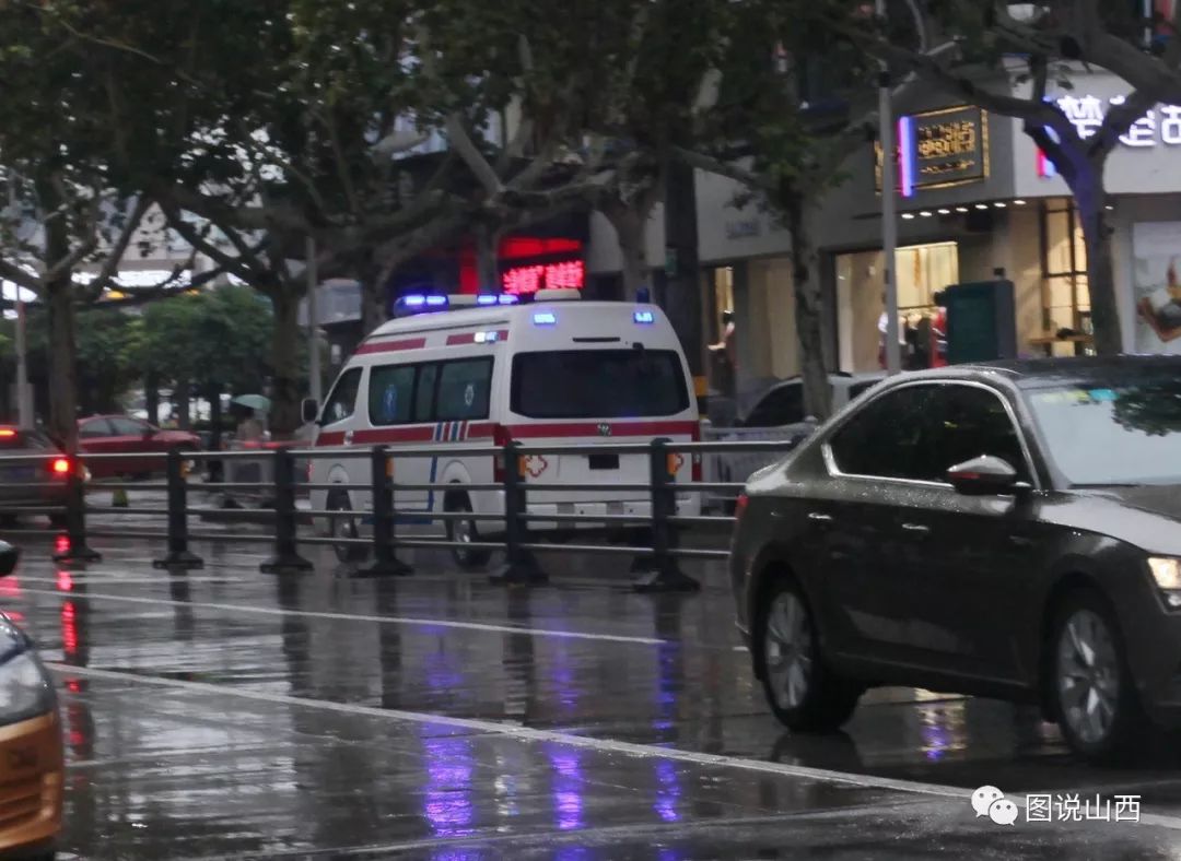 乱象| 一辆车鸣笛像警车,抬头一看是无牌救护车!