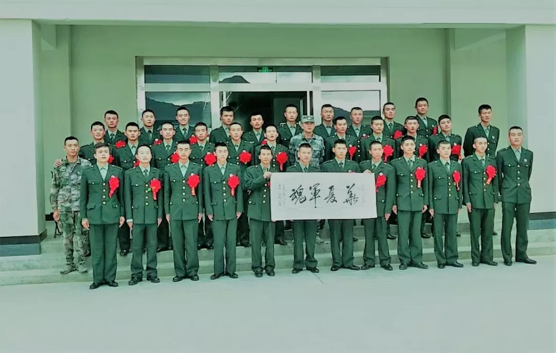 图为:凌剑飞应邀向捍卫中印边界安全的31674部队官兵赠送书法作品图为