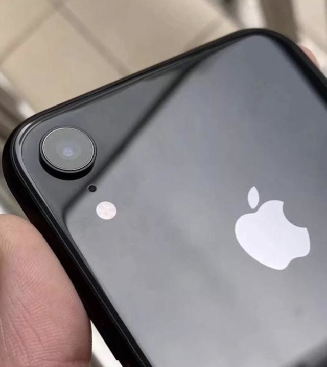 iphone xr背面单摄看起来也很突兀,完全没有为了美观做细节上的打磨