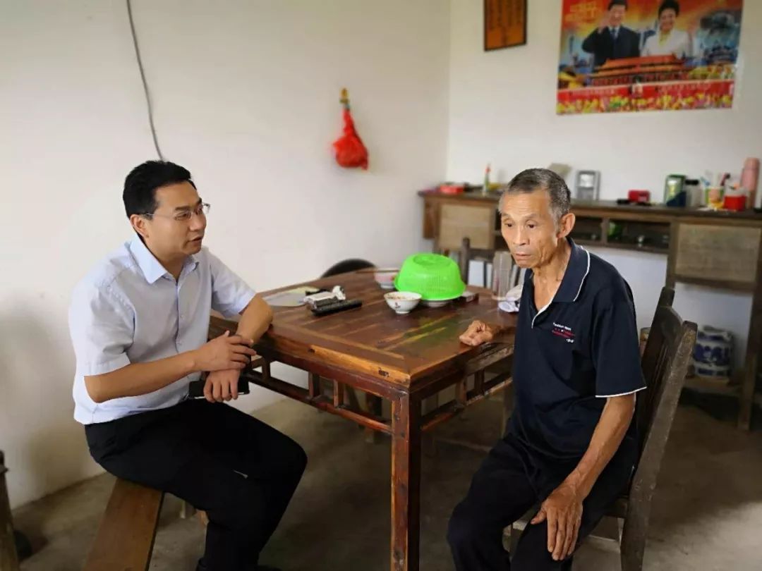 近日,市发改委(市物价局)党组书记汪继宏带头在结对帮扶村开展"五级