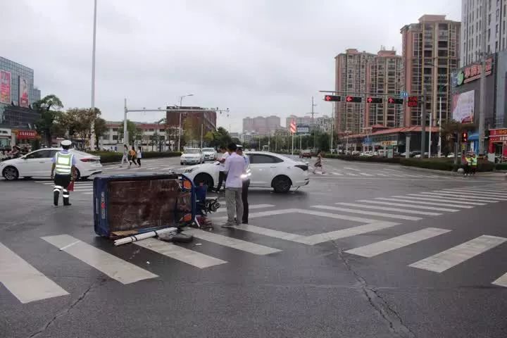 高邮发生两起交通事故闹市区闯红灯疲劳驾驶