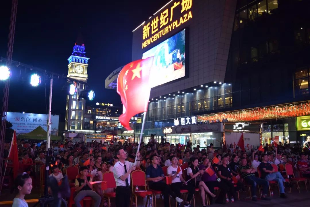 新世纪广场为庆贺这个喜庆的日子,特邀来自云浮各界的优秀歌手,举办