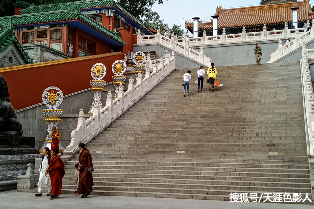 北京八大处灵光寺,佛祖舍利宝塔前香烟缭绕