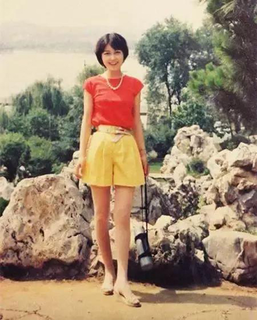 11张80年代女性老照片,珍贵的彩色,尽显阴柔之美