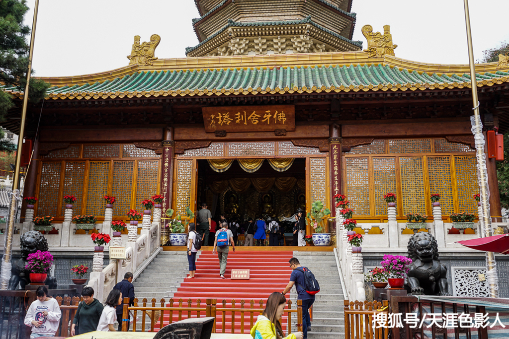 北京八大处灵光寺,佛祖舍利宝塔前香烟缭绕