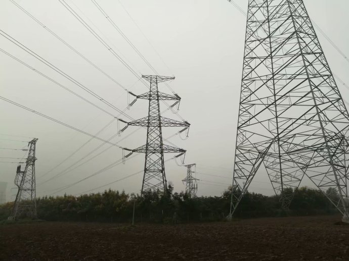 一幅幅水墨画:户县的高压电塔风景!