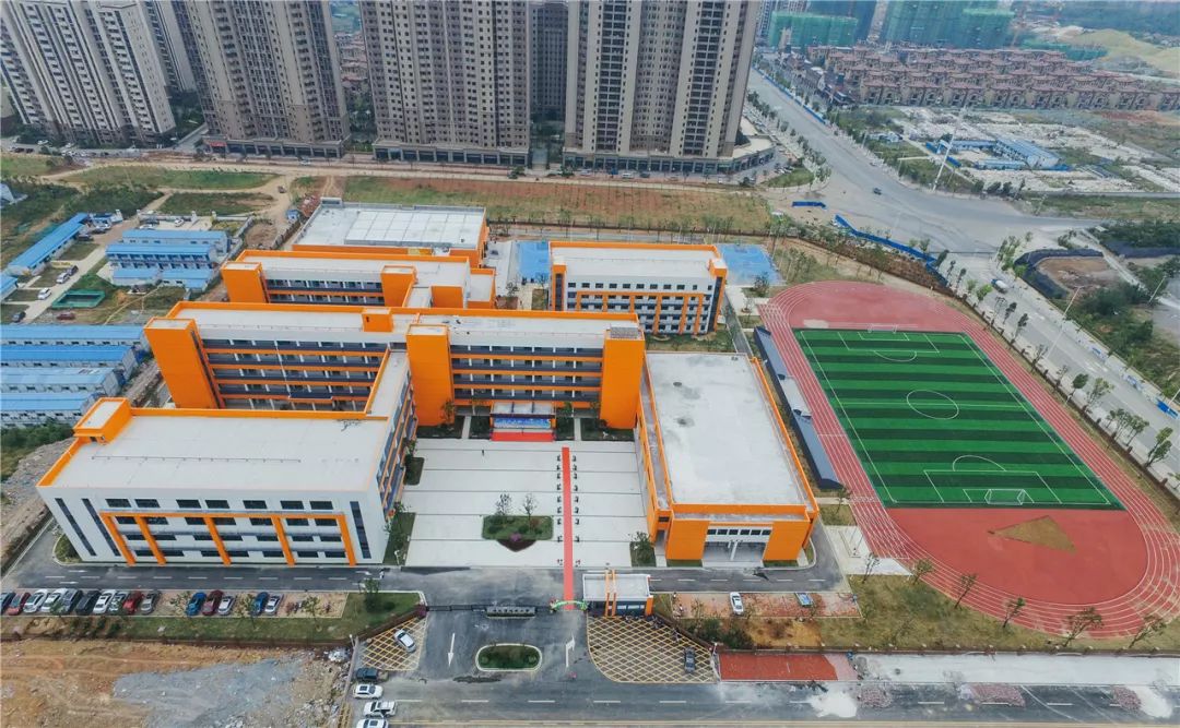 鹤城区碧桂园小学 鹤城区碧桂园小学是怀化市碧桂园房地产开发商公司