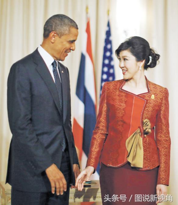 图为奥巴马和英拉准备握手的照片,两人"深情"地望着,确实比特朗普温柔