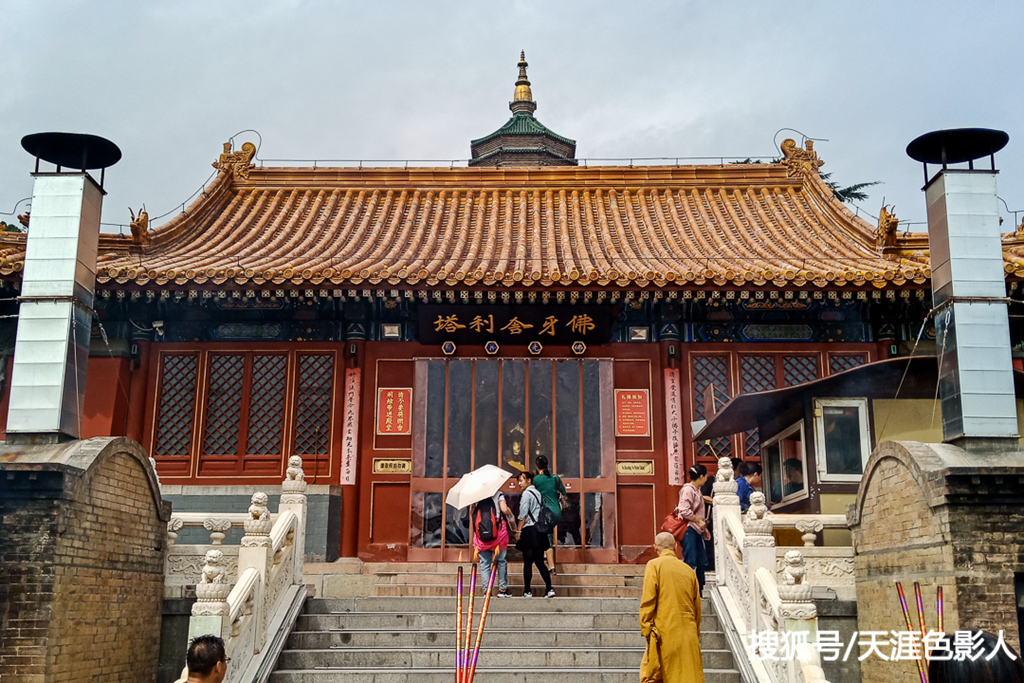 北京八大处灵光寺,佛祖舍利宝塔前香烟缭绕