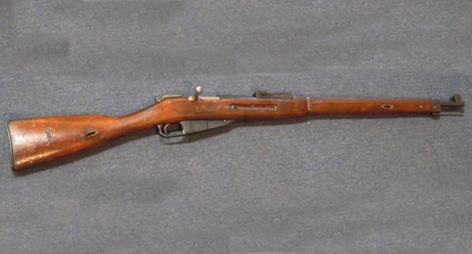 西蒙海耶使用的是芬兰国产sakom/28-30步枪,实际上该枪是莫辛纳甘的