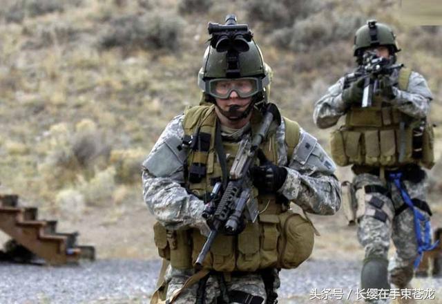 美军特种部队装束很酷 狙击手们完成训练带回的路上 警戒 看战术背心