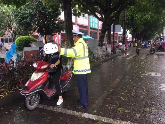 首先,跟考普通汽车驾驶证一样,必须到具备培训资格的驾校报考,在参加