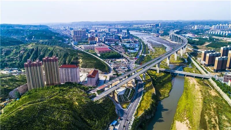 乌金  资源 | 财富  神府高速公路神木窟野河特大桥横贯城区南北,是