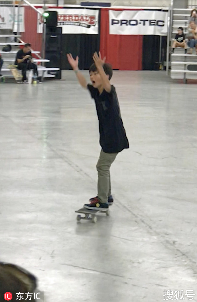 日本9岁男孩自由式滑板比赛 滑板变弹跳器惊四座