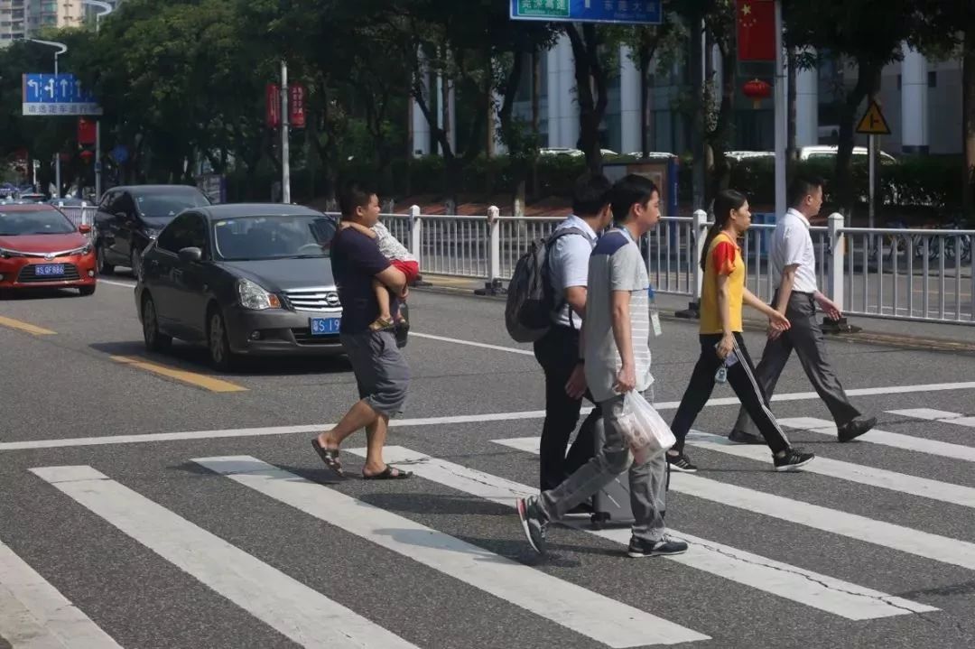 抓拍违法切线,环保限行,开车抽烟打电话.