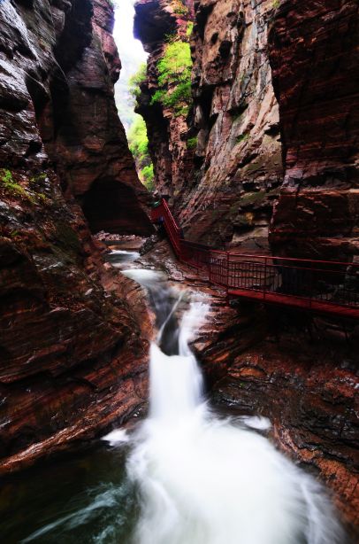 雨后龙潭大峡谷瀑布结成群,青山翠水醉心扉!