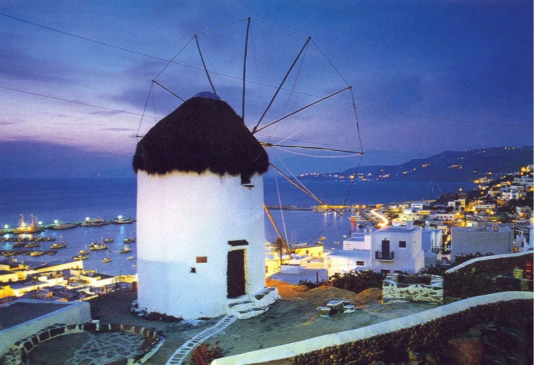 岛是爱琴海上基克拉泽斯群岛中炙手可热的旅游目的地,岛民淳朴而友善