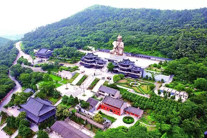 北固山位于镇江市区东侧江边,是京口三山名胜之一,形势险要,风景秀丽