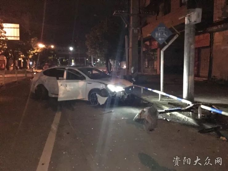 9月26日凌晨4:00左右,在雁江三小门外发生一起车祸,夜晚开车注意安全