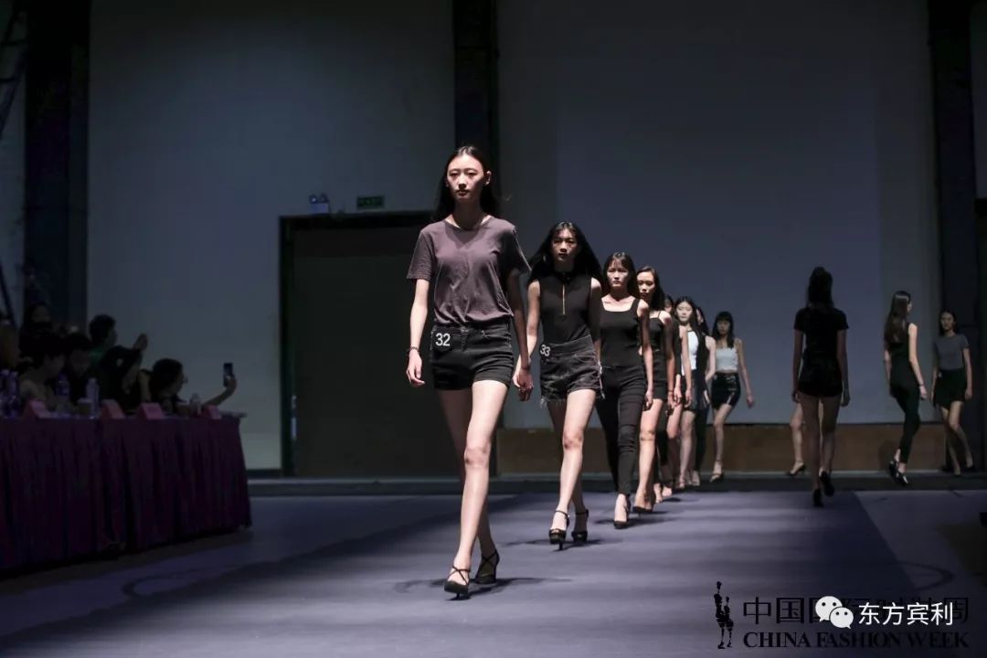 2019ss中国国际时装周东方宾利百位模特集体现身大面试现场太养眼