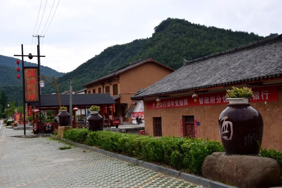 到了湖北房县一个小镇 土城镇土城村,传统黄酒村 房县早在西周时期就