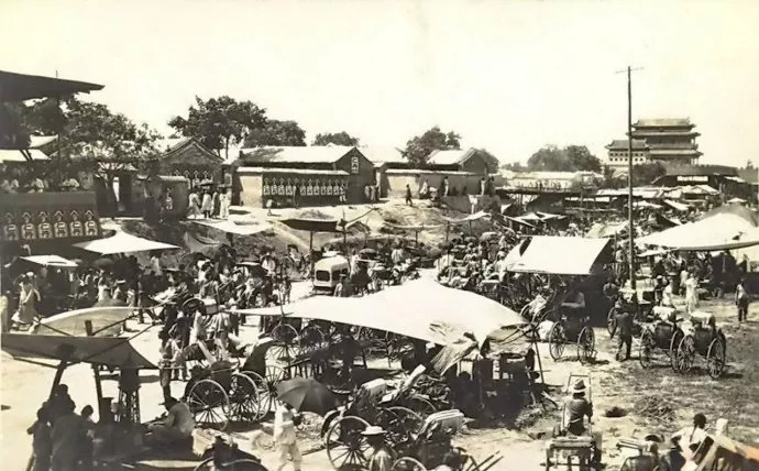 永定门外(与上一幅为同一场景,后面还有一幅1972年这个地点的照片)