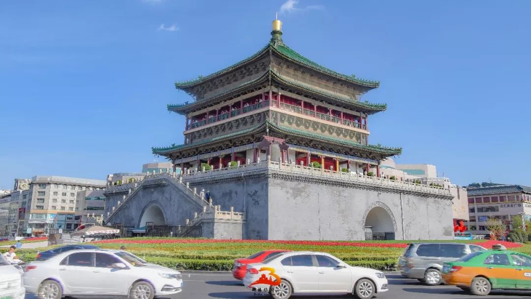 是中国现存钟楼中形制最大,保存最完整的一座,是西安的城市名片之一