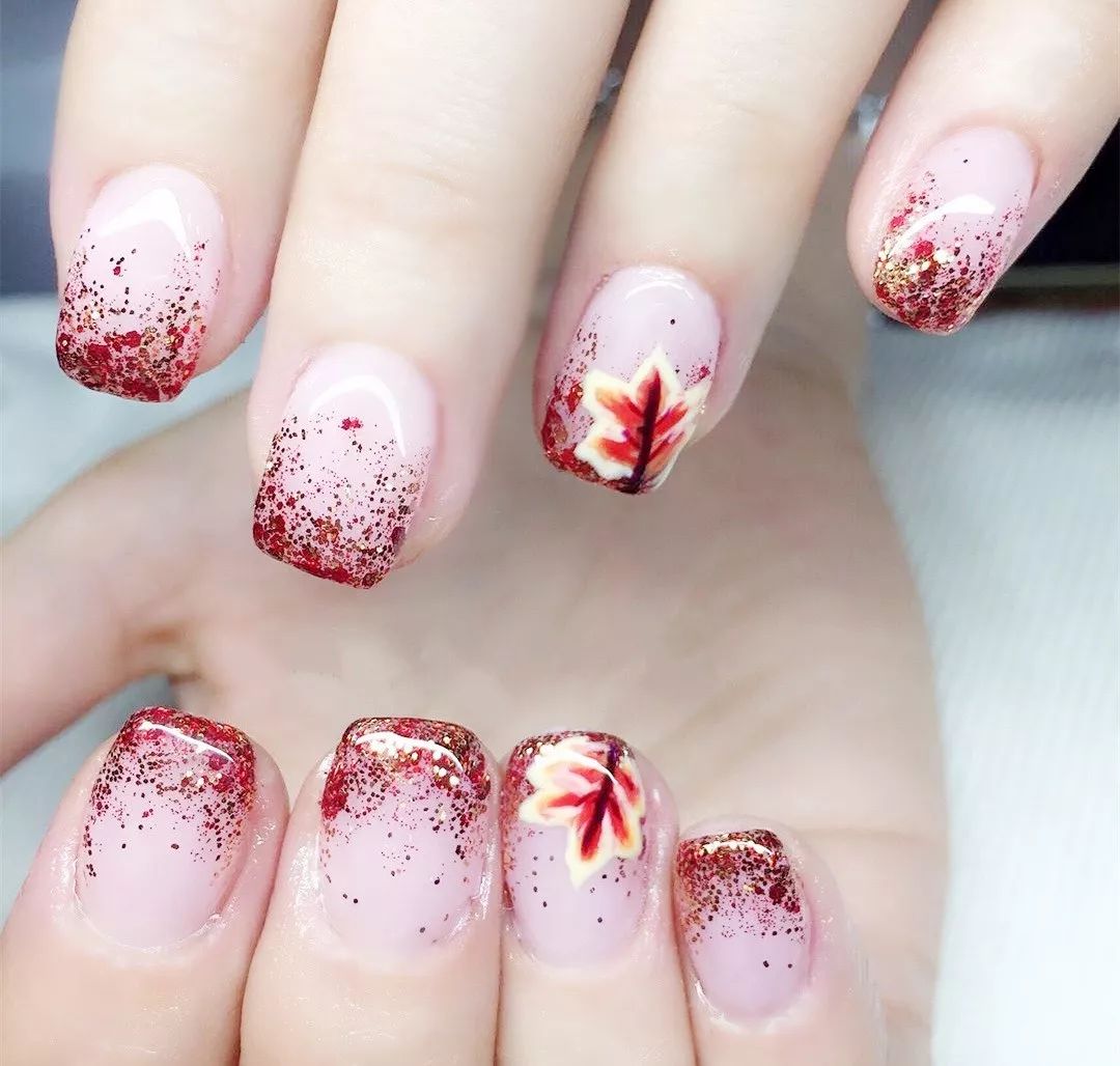 秋季是属于枫叶的季节,除了涂上枫叶红的美甲,还可以将枫叶画在指甲