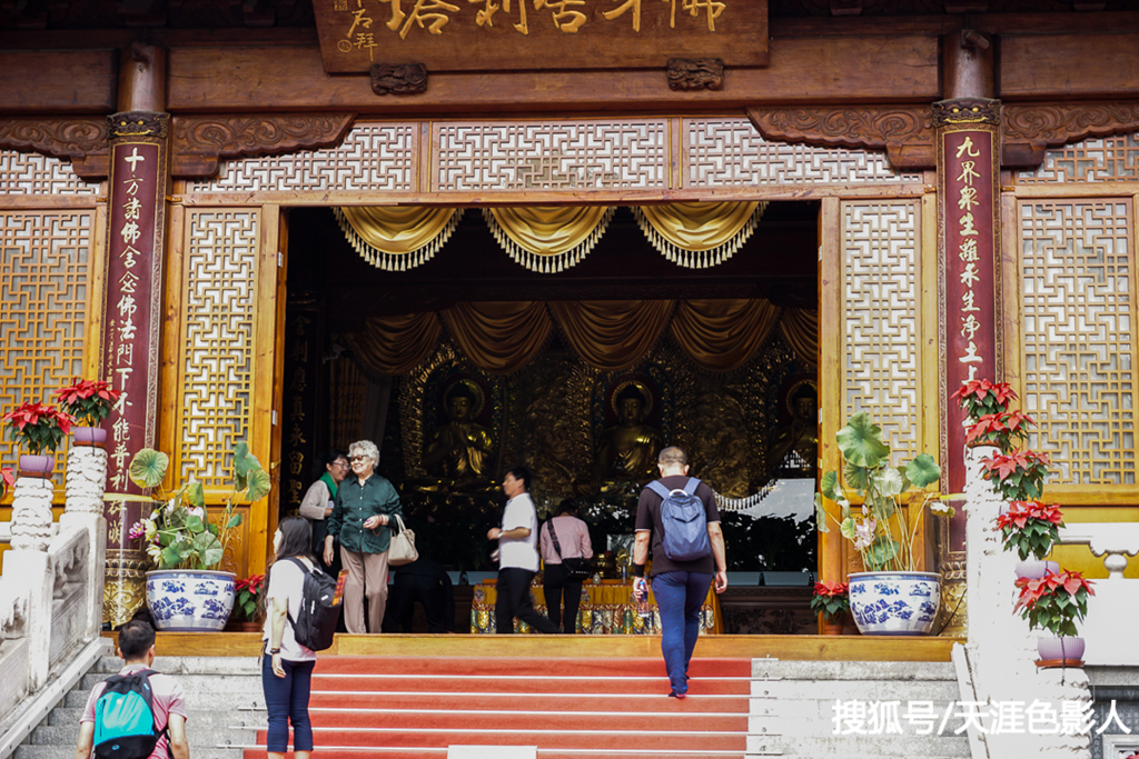 北京八大处灵光寺,佛祖舍利宝塔前香烟缭绕