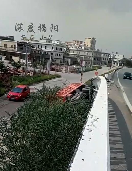据网友报料:今天早上,在榕东大桥由西往东方向发生一起交通事故.