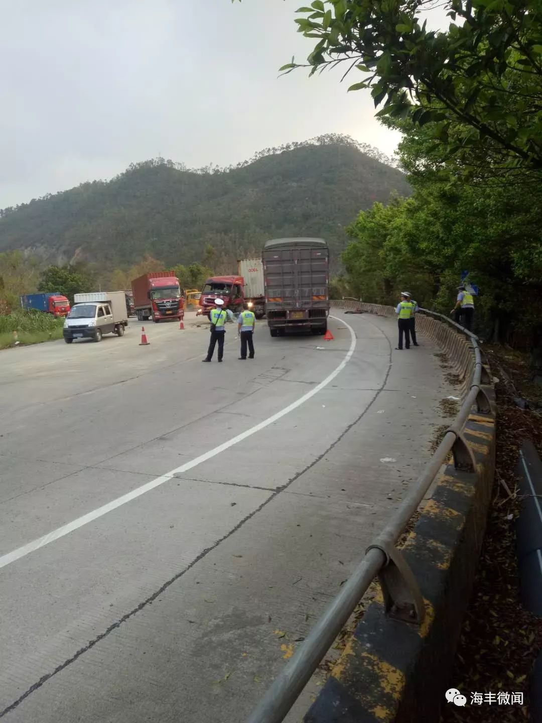 海丰324国道发生两货车相撞事故,一司机疑当场身亡!