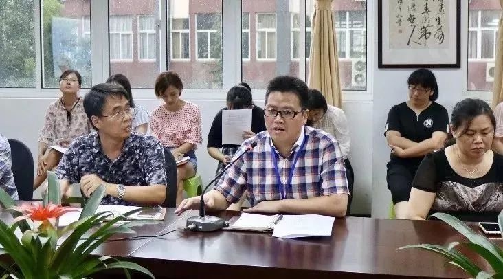 会议中严校长对学校目前的师资队伍情况作了分析,明确:青年教师的成长