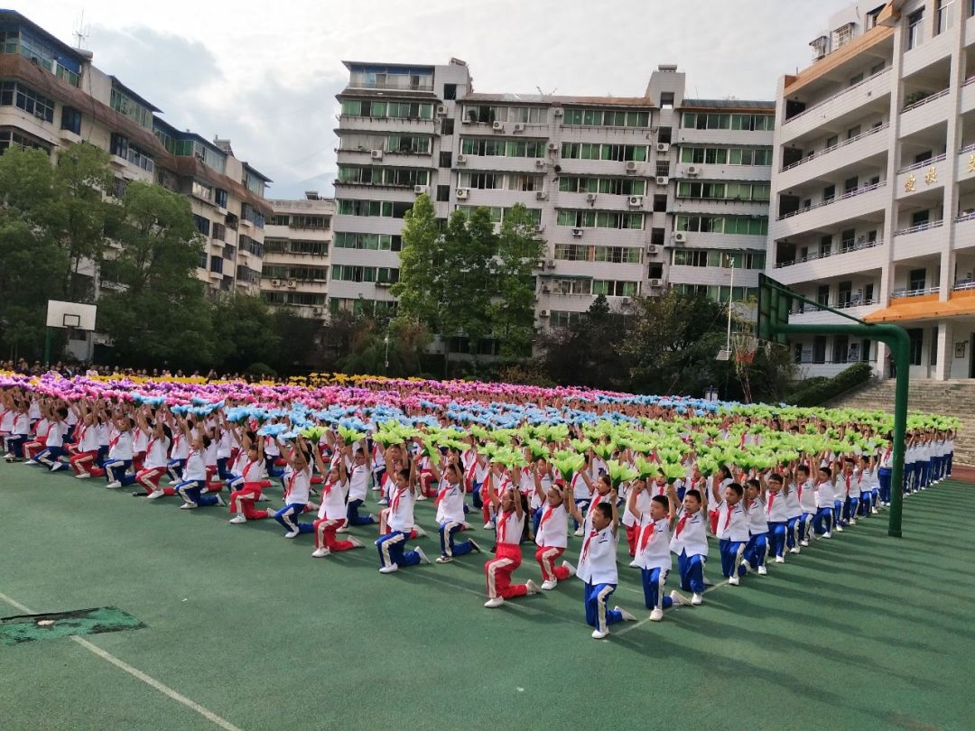 巫山南峰小学传来拉歌声