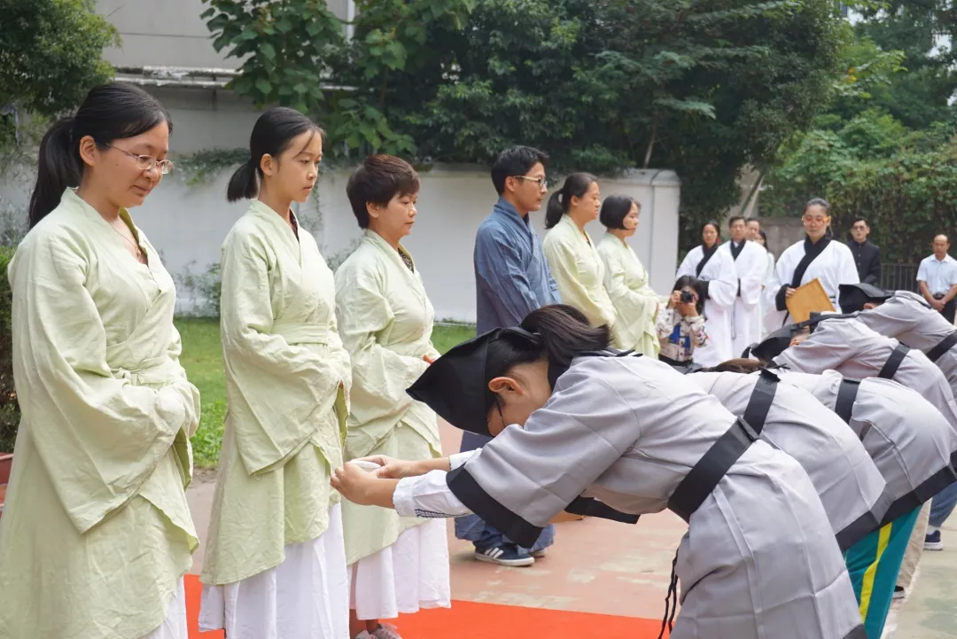 三,茶敬亲师四揖读祝献爵盥洗击鼓二,焚香揖圣置冠服 有定位 勿乱顿