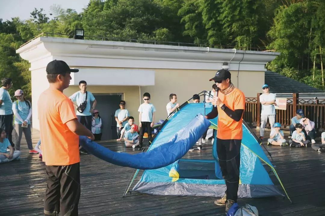 (佘山营地实拍·教练指导搭建帐篷)