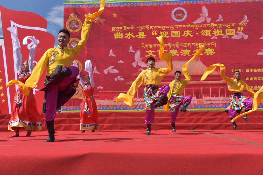 图为德吉村文艺队表演的《吉祥欢歌》节目.