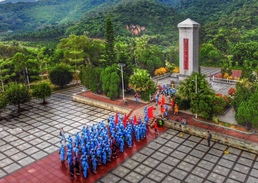 六连岭为五指山余脉,因六峰相连,逶迤腾浪,故古时有"连峰耸翠"的美名